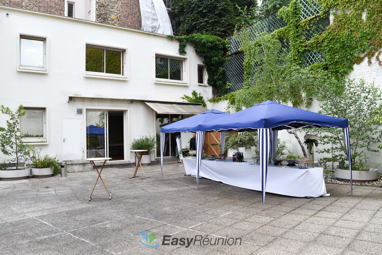 Une terrasse arborée pour vos repas et cocktails professionnels
