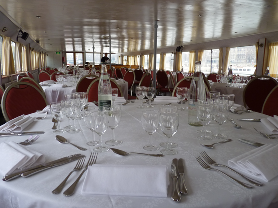 Péniche l'Événement, repas assis, péniche navigable, Paris